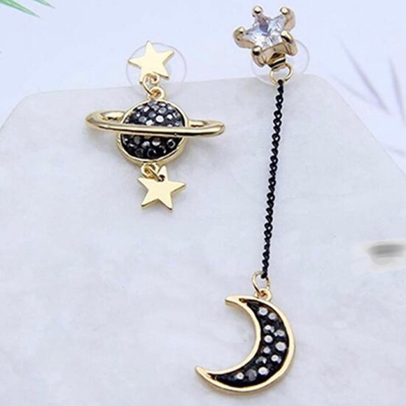 LAST ONE‼️ Gold and Black Asymmetric Long Earrings - Picture 4 of 5